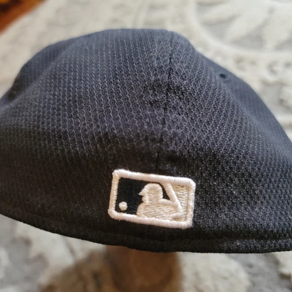 New Era 59Fifty Fitted New York Yankees Ball Cap MLB 7 5/8 - Picture 6 of 6